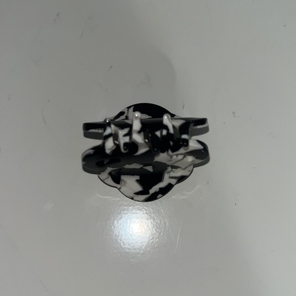 Mini Claw Clip Black and White - Picture 3 of 4